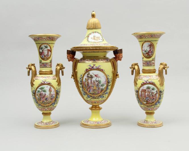 Garniture of Vases (Vases “têtes de morues” et vase “chinois nouvelle forme”)