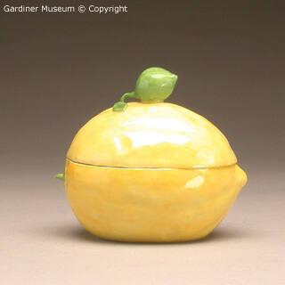 Comfit box in the form of a lemon