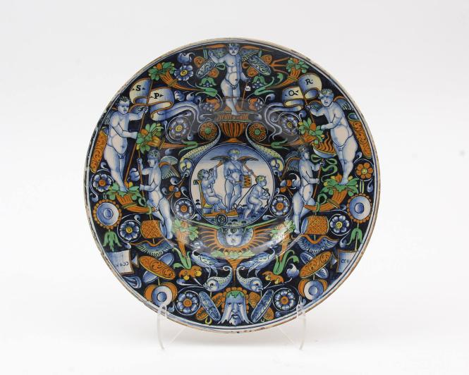 Broad-rimmed dish (Tondino) with cupid and putti