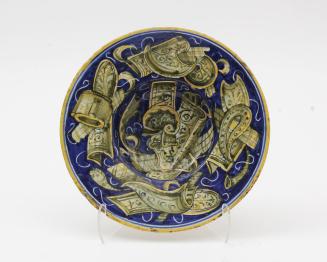 Broad-rimmed dish (tondino) with trophies