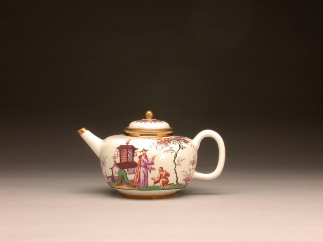 Teapot with chinoiseries