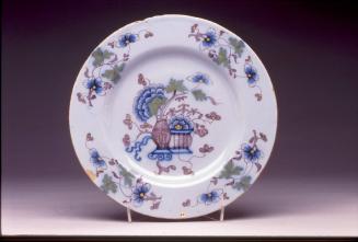 Plate with "Hundred Antiques" pattern
