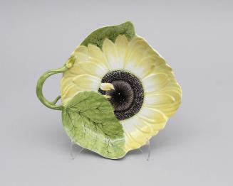 Dish in the form of a sunflower