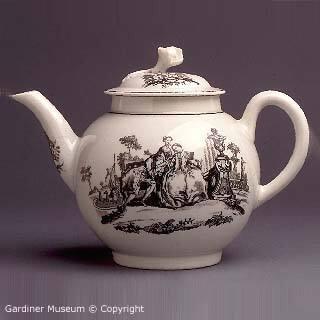 Teapot with "Commedie Italienne" and "L'Amour" patterns