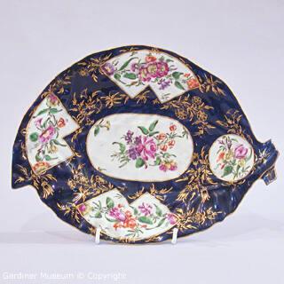 Leaf dish with kakiemon-inspired flowers