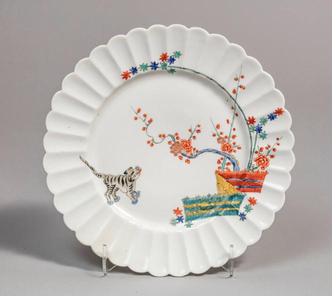 Plate with tiger and banded hedge design