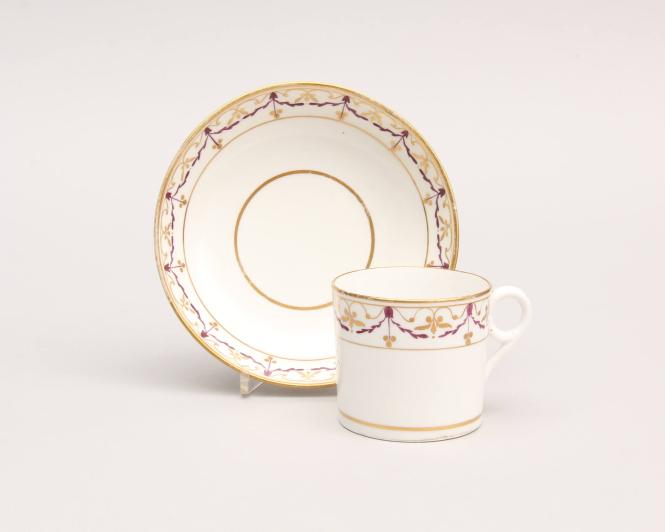 Coffee can and saucer with garland pattern