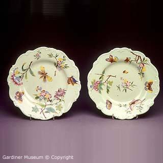 Pair of plates with chinoiserie patterns