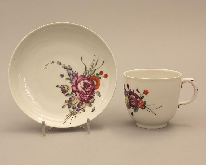 Pair of cups and saucers with "Deutsche Blumen"