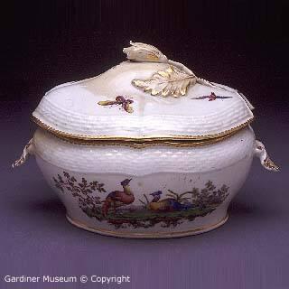 Sauce tureen dessert dishes painted with "Disheveled Birds"